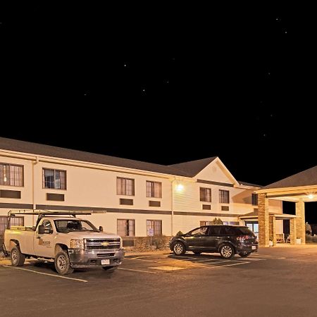 Super 8 By Wyndham Defiance Hotel Bagian luar foto