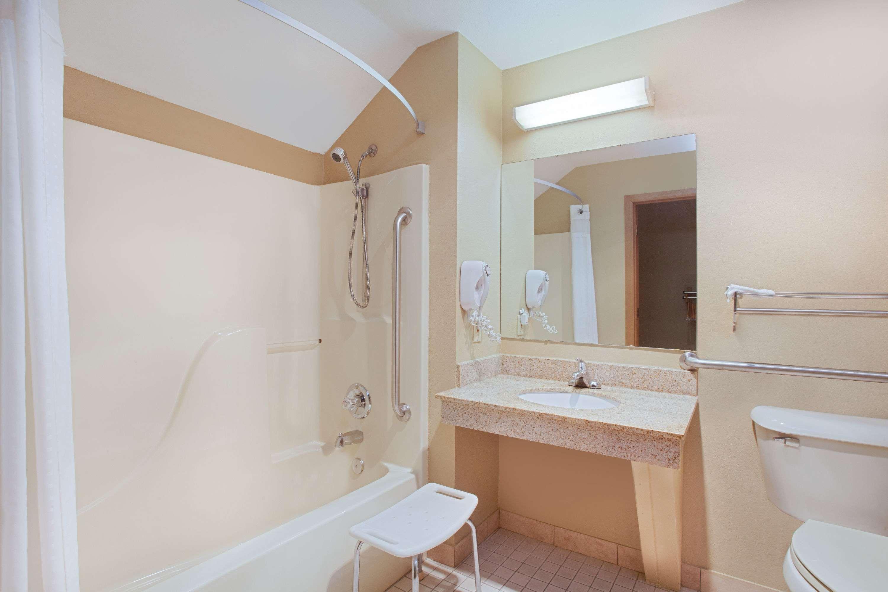Super 8 By Wyndham Defiance Hotel Bagian luar foto